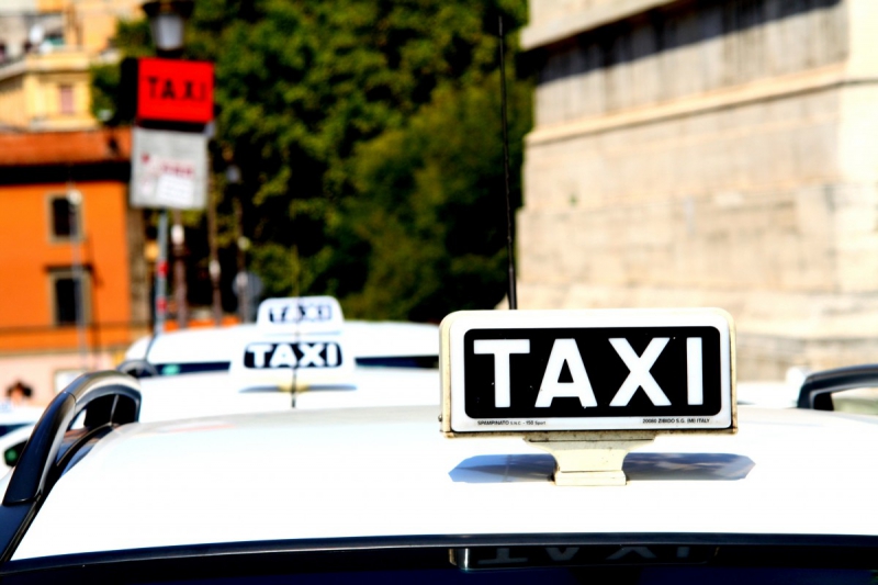 taxis-LES MAYONS-min_taxi_auto_rome_road_white-1051610